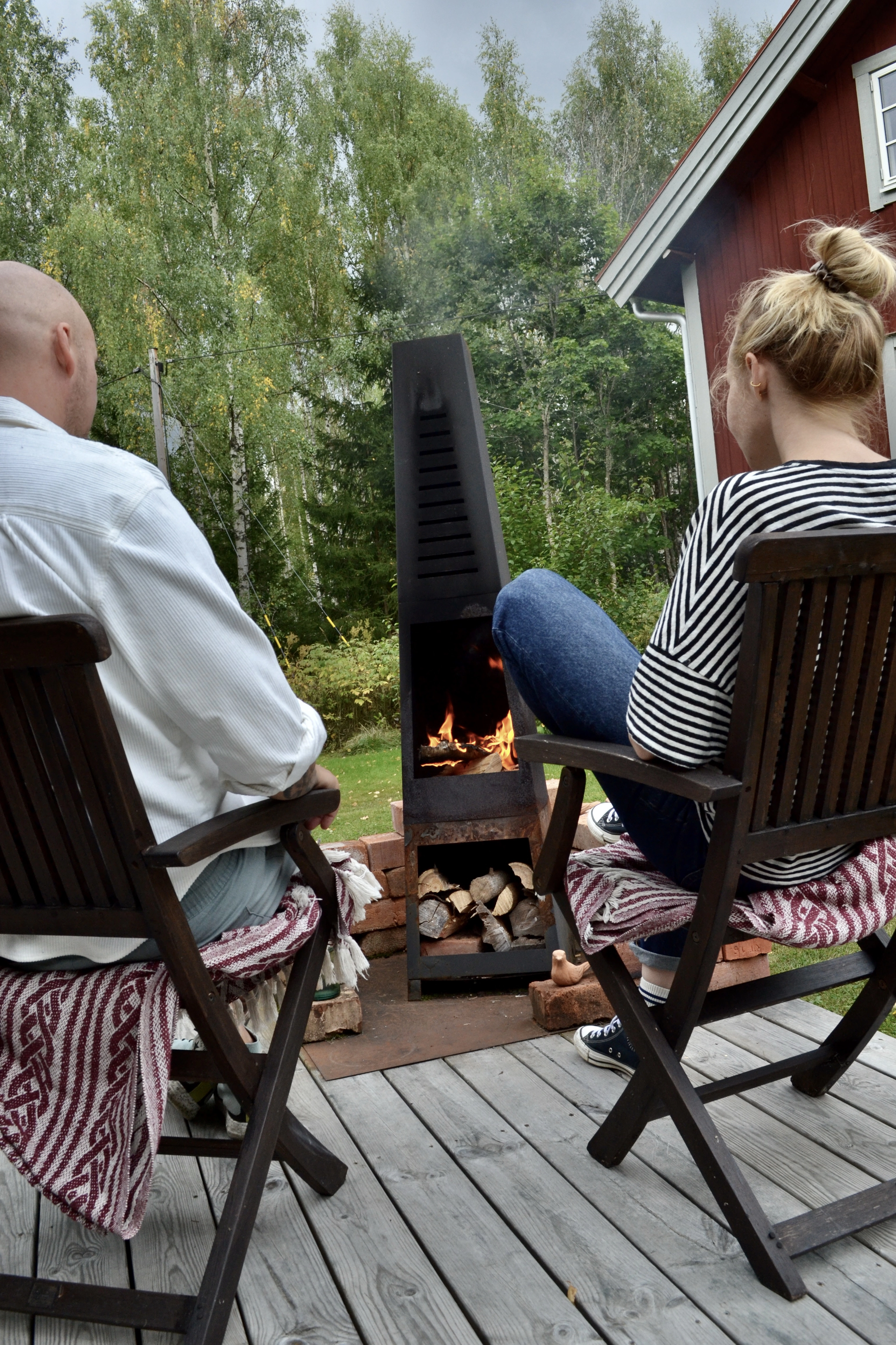 Tillfällig referensbild av skrivblock och kopp nära ett fönster